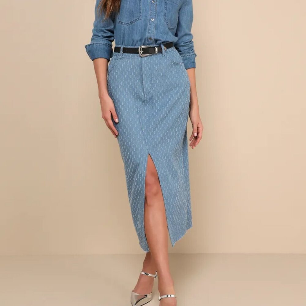Lulu’s Light Wash Denim Textured Raw Hem Midi Skirt/NWT/L